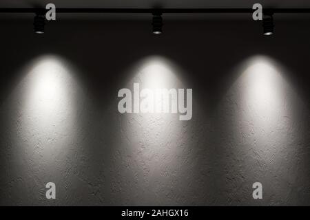 Muro Bianco con la via della luce. Fasci di Spotlight sulla parete. Sfondo scuro Foto Stock
