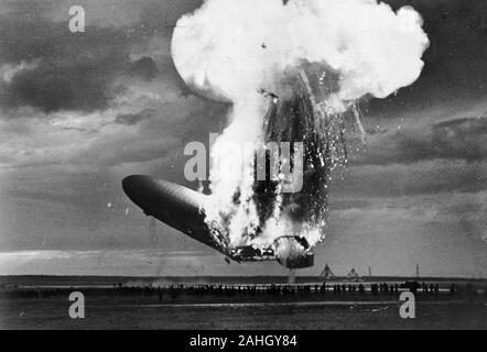 Vista laterale sinistra del tedesco dirigibile Zeppelin LZ 129 Hindenburg che brucia a Lakehurst, New Jersey, 6 maggio 1937; il disastro si è verificato durante il dirigibile è stato lo sbarco. In questa foto, la metà posteriore della nave è sul fuoco ma la nave è ancora al di sopra del suolo; naso è piantato bruscamente verso l'alto. Foto Stock
