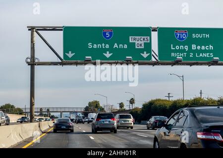 Vetture guida su un Southern California freeway Foto Stock