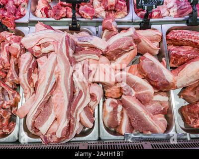 Assortimento di carni di maiale in macelleria la vetrina nel supermercato Foto Stock