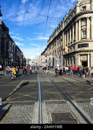 Dublino/Irlanda Repubblica - Maggio 15, 2019:Cavo auto tracce sulla trafficata strada di Dublino che porta il nome di Daniel O'Connell, famoso uomo irlandese su O'Conn Foto Stock