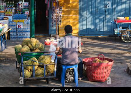 Un fornitore di durian vicino (tempio) Wat Phra Kaew a Bangkok, Thailandia, attesa per la maggior parte dei clienti asiatici, che fa tesoro della cosiddetta "tinky frutta " Foto Stock