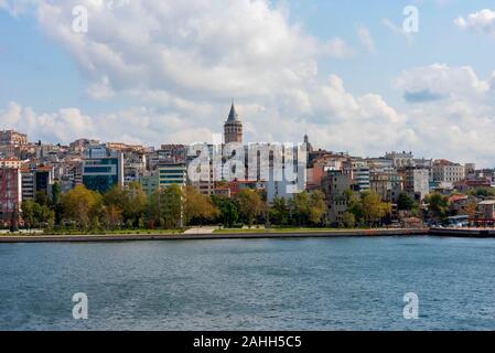 Ariel vista di Beyoglu district vecchie case con Torre Galata sulla parte superiore, vista dal Corno d'oro. Torre di Galata Foto Stock