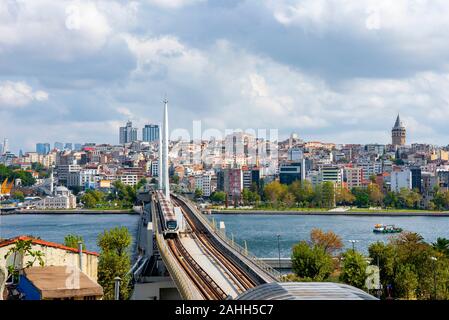 Ariel vista della metropolitana Halic Bridge. Il ponte collega il e Beyoğlu Fatih distretti nella parte europea di Istanbul Foto Stock