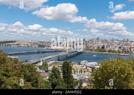 Ariel vista della metropolitana Halic Bridge. Il ponte collega il e Beyoğlu Fatih distretti nella parte europea di Istanbul Foto Stock