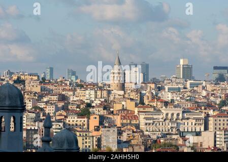 Ariel vista di Beyoglu district vecchie case con Torre Galata sulla parte superiore, vista dal Corno d'oro. Torre di Galata Foto Stock