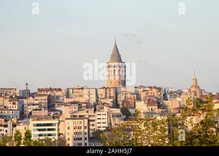 Ariel vista di Beyoglu district vecchie case con Torre Galata sulla parte superiore, vista dal Corno d'oro. Torre di Galata Foto Stock