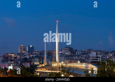 Ariel vista della metropolitana Halic Bridge. Il ponte collega il e Beyoğlu Fatih distretti nella parte europea di Istanbul Foto Stock
