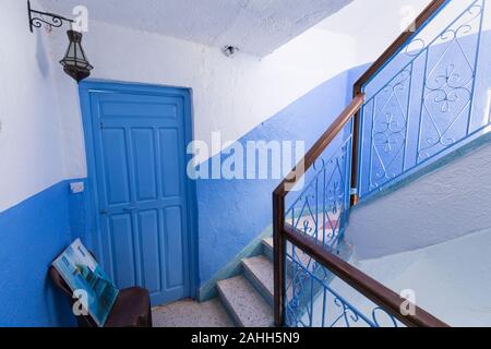 Tipica sistemazione marocchina nella città blu Chefchaouen, Marocco, Africa Vista di un Riad tradizionale (casa) islamico architettura interna più popolare Foto Stock