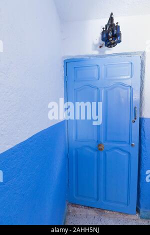 Tipica sistemazione marocchina nella città blu Chefchaouen, Marocco, Africa Vista di un Riad tradizionale (casa) islamico architettura interna più popolare Foto Stock