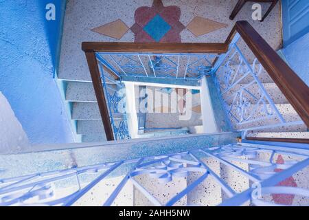 Tipica sistemazione marocchina nella città blu Chefchaouen, Marocco, Africa Vista di un Riad tradizionale (casa) islamico architettura interna più popolare Foto Stock