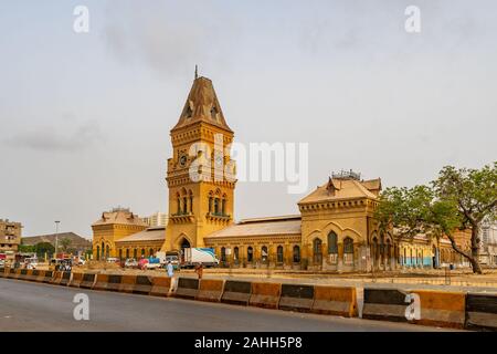 Karachi Imperatrice Saddar di mercato a Shahrah-e-Liaquat Street vista pittoresca con il traffico intenso su un giorno nuvoloso Foto Stock