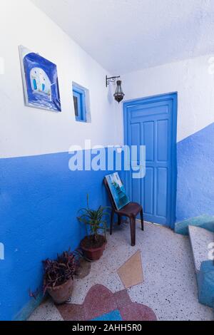 Tipica sistemazione marocchina nella città blu Chefchaouen, Marocco, Africa Vista di un Riad tradizionale (casa) islamico architettura interna più popolare Foto Stock