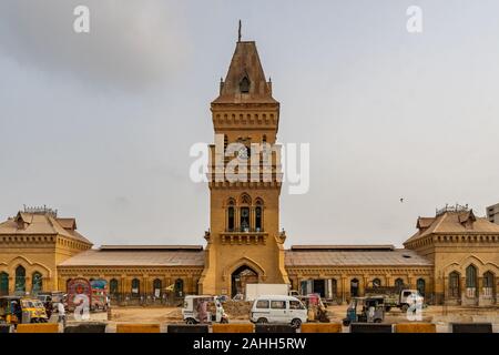 Karachi Imperatrice Saddar di mercato a Shahrah-e-Liaquat Street vista pittoresca con il traffico intenso su un giorno nuvoloso Foto Stock