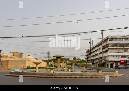 Karachi Arts Council rotonda vista pittoresca accanto all'Assemblea provinciale del Sind su un Nuvoloso Giorno di pioggia Foto Stock