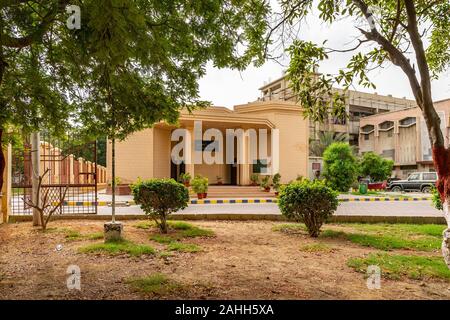 Karachi Museo Nazionale pittoresca vista mozzafiato con siepi tagliate su un cielo nuvoloso giorno Foto Stock