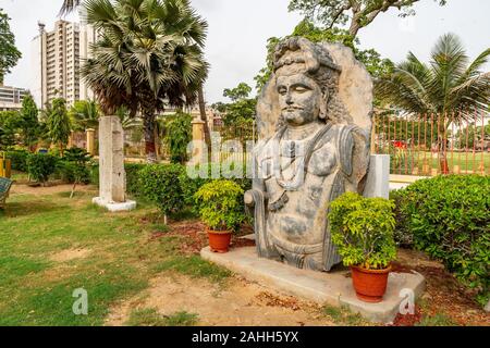 Karachi Museo Nazionale pittoresca vista mozzafiato con monumenti indù su un cielo nuvoloso giorno Foto Stock