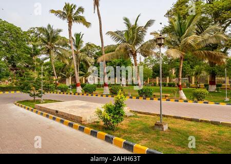 Karachi Museo Nazionale pittoresca vista mozzafiato del giardino su un cielo nuvoloso giorno Foto Stock