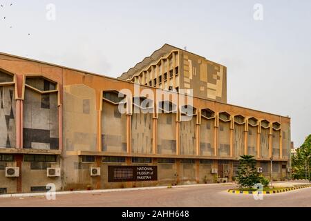 Karachi Museo Nazionale pittoresca vista mozzafiato dell'edificio su un cielo nuvoloso giorno Foto Stock