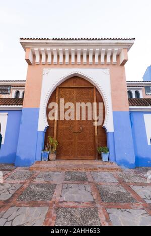 Tipica sistemazione marocchina nella città blu Chefchaouen, Marocco, Africa Vista di un Riad tradizionale (casa) islamico architettura interna più popolare Foto Stock