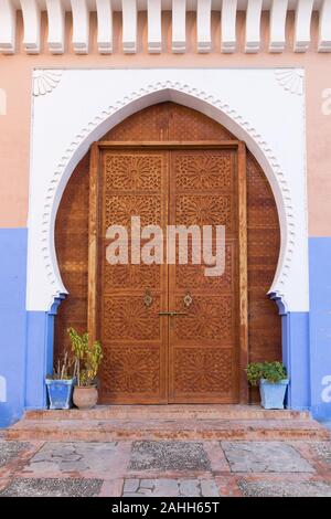 Tipica sistemazione marocchina nella città blu Chefchaouen, Marocco, Africa Vista di un Riad tradizionale (casa) islamico architettura interna più popolare Foto Stock