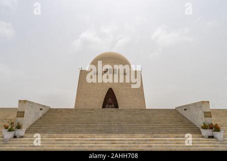 Karachi Mazar-e-Quaid Mausoleo di Jinnah pittoresco delle linee guida consente di visualizzare su un giorno nuvoloso Foto Stock