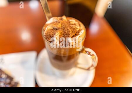 Acquolina in bocca tradizionale cucina italiana Caffelatte caffè servito in un bicchiere alto Foto Stock