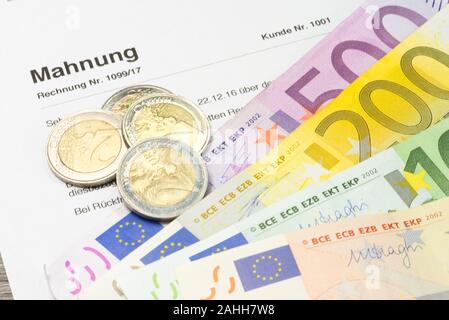Le banconote in euro e un promemoria Foto Stock
