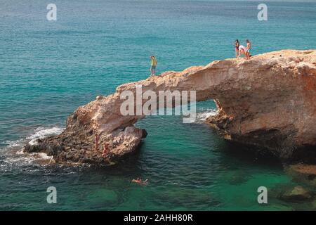 Agia Napa, Cipro - Ott 26, 2019: Arch Rock 'Ponte degli innamorati' Foto Stock