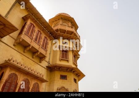 Karachi Mohatta Palace Museum vista pittoresca al Hatim Alvi Road in un giorno nuvoloso Foto Stock