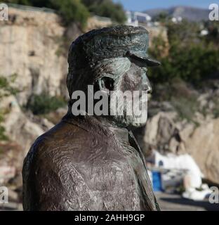 Statua del vecchio pescatore/ El Viejo pescador nell'incantevole e tranquilla città di Nerja a Costa del Sol in Spagna Foto Stock