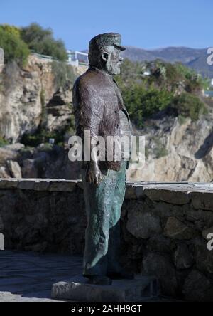 Statua del vecchio pescatore/ El Viejo pescador nell'incantevole e tranquilla città di Nerja a Costa del Sol in Spagna Foto Stock