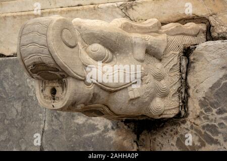 Dettaglio del tubo di lancio del drago in marmo carbed, terrazza in pietra, la Volta Imperiale del Paradiso, il Tempio del Cielo a Pechino, Cina Foto Stock