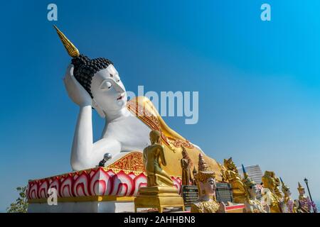 Chiang Mai, Thailandia - Dic 26, 2019 : Bella Grande statua del Buddha al Wat Phra That Doi Kham o Phra That Doi Kham Tempio. Foto Stock