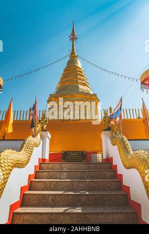 Chiang Mai, Thailandia - Dic 26, 2019 : Beautiful golden stupa di Wat Phra That Doi Kham o Phra That Doi Kham Tempio. Foto Stock