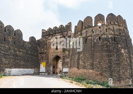 Jhelum Qila Rohtas Fort nella provincia del Punjab pittoresca vista mozzafiato delle pareti su un soleggiato Blue Sky giorno Foto Stock