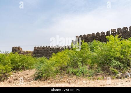 Jhelum Qila Rohtas Fort nella provincia del Punjab pittoresca vista mozzafiato delle pareti su un soleggiato Blue Sky giorno Foto Stock