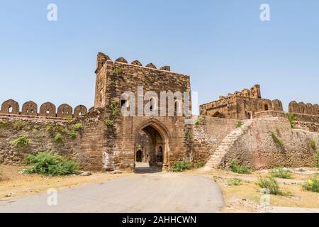 Jhelum Qila Rohtas Fort nella provincia del Punjab pittoresca vista mozzafiato del cancello di ingresso su un soleggiato Blue Sky giorno Foto Stock