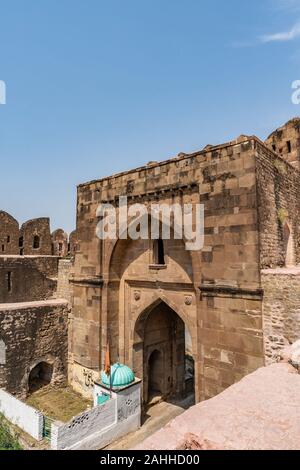 Jhelum Qila Rohtas Fort nella provincia del Punjab pittoresca vista mozzafiato del cancello di ingresso su un soleggiato Blue Sky giorno Foto Stock