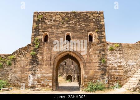 Jhelum Qila Rohtas Fort nella provincia del Punjab pittoresca vista mozzafiato del cancello di ingresso su un soleggiato Blue Sky giorno Foto Stock