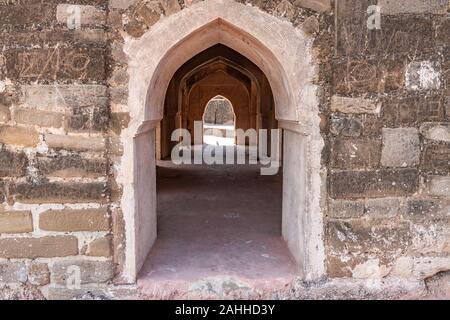 Jhelum Qila Rohtas Fort nella provincia del Punjab pittoresca vista mozzafiato della porta di ingresso su un soleggiato Blue Sky giorno Foto Stock