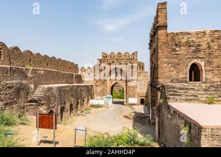 Jhelum Qila Rohtas Fort nella provincia del Punjab pittoresca vista mozzafiato del cancello di ingresso su un soleggiato Blue Sky giorno Foto Stock