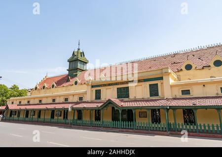 Lahore Città Heritage Museum vista pittoresca di edificio in Mall Road su un soleggiato Blue Sky giorno Foto Stock