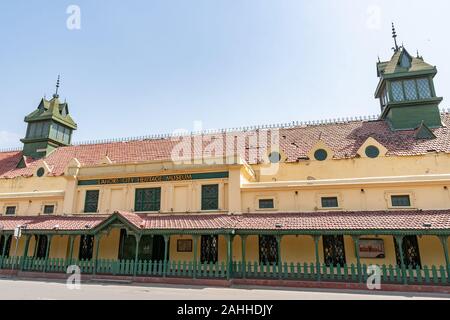 Lahore Città Heritage Museum vista pittoresca di edificio in Mall Road su un soleggiato Blue Sky giorno Foto Stock