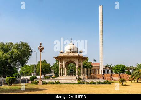 Lahore Charing Cross e Vertice islamico Minar minareto monumento vista pittoresca su un soleggiato Blue Sky giorno Foto Stock