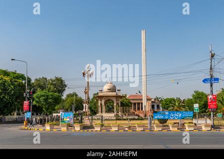 Lahore Charing Cross e Vertice islamico Minar minareto monumento vista pittoresca su un soleggiato Blue Sky giorno Foto Stock