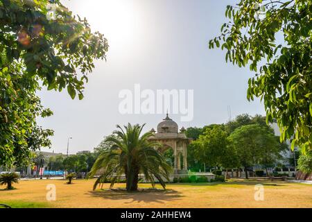 Lahore Charing Cross e Vertice islamico Minar minareto monumento vista pittoresca su un soleggiato Blue Sky giorno Foto Stock