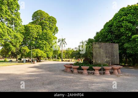 Lahore Bagh-e-Jinnah Park vista pittoresca di enormi vasi di fiori su un soleggiato Blue Sky giorno Foto Stock