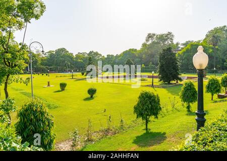 Lahore Bagh-e-Jinnah Park pittoresca vista giardino con alberi su un soleggiato Blue Sky giorno Foto Stock