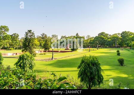 Lahore Bagh-e-Jinnah Park pittoresca vista giardino con alberi su un soleggiato Blue Sky giorno Foto Stock